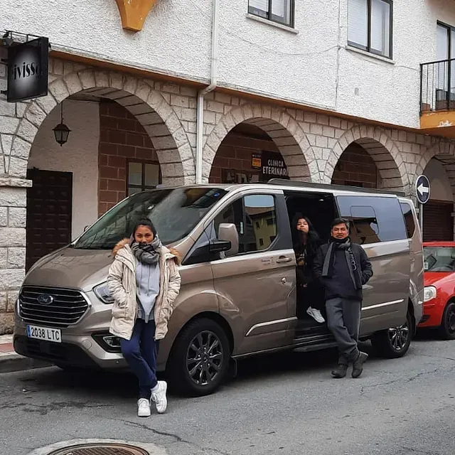 Un grupo de personas posa para una foto frente a una camioneta.