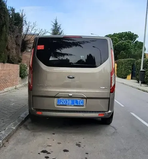 Una camioneta con matrícula 2038 ltc está estacionada al costado de la carretera.