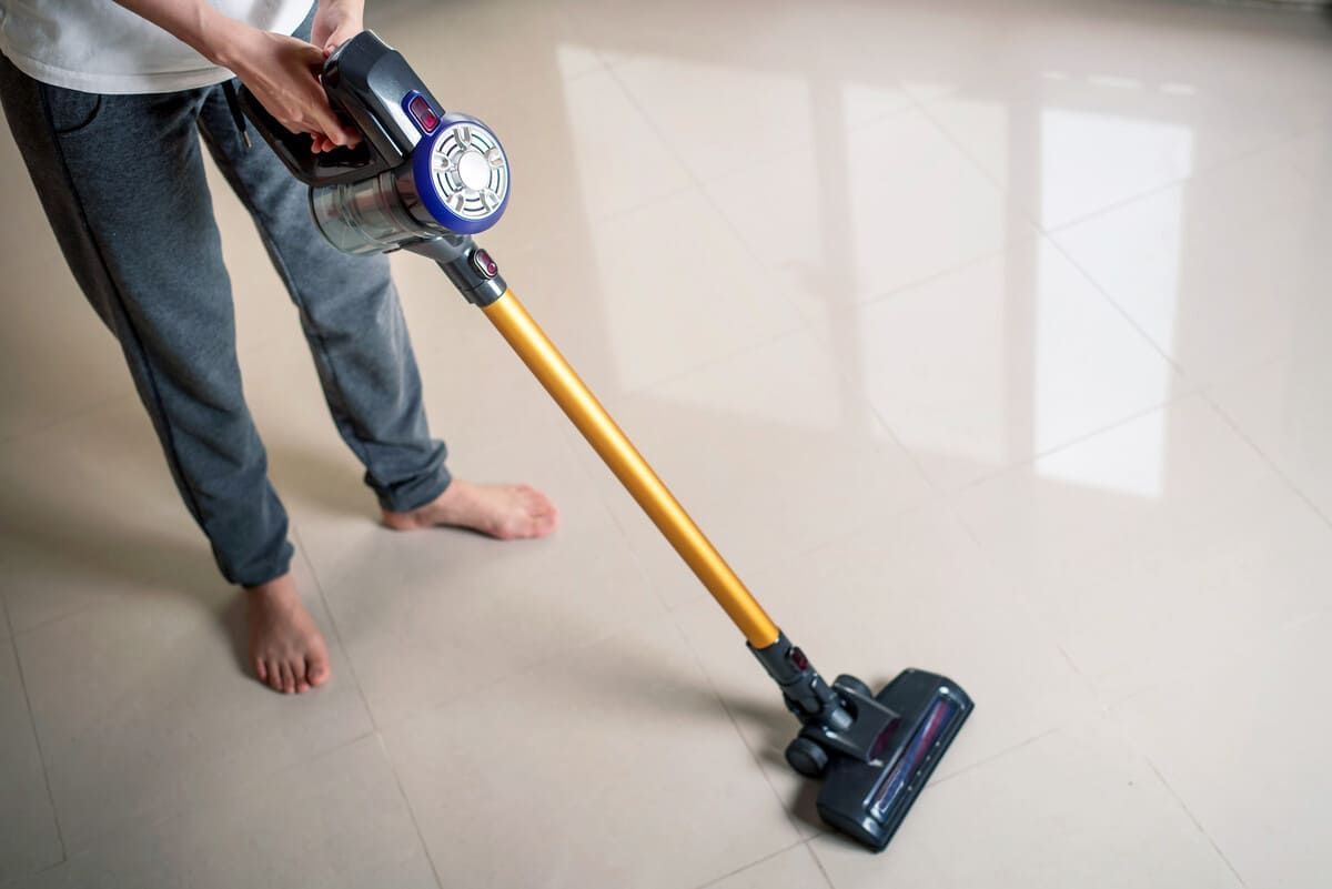 Las piezas de la lavadora, incluidas mangueras, motores, válvulas y módulos de control, están dispuestas sobre un fondo blanco.