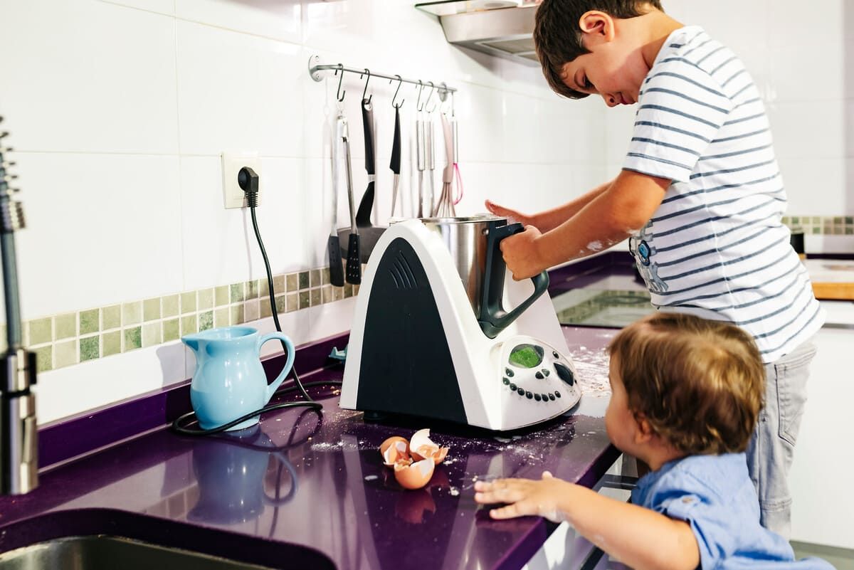 Las piezas de la lavadora, incluidas mangueras, motores, válvulas y módulos de control, están dispuestas sobre un fondo blanco.