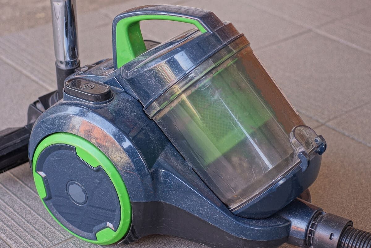 Las piezas de la lavadora, incluidas mangueras, motores, válvulas y módulos de control, están dispuestas sobre un fondo blanco.