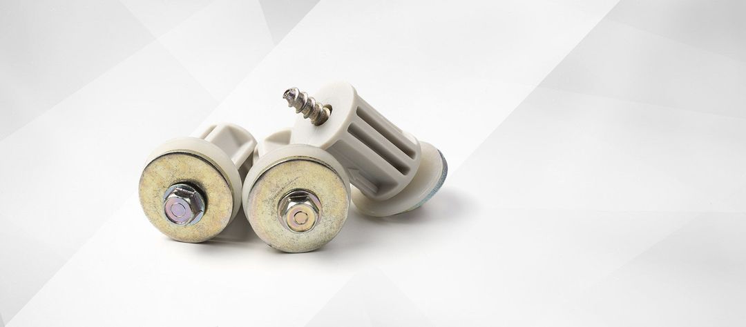 Tres herramientas dentales cilíndricas sobre un fondo blanco con sutiles patrones geométricos.