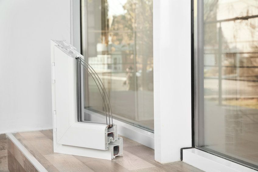 Un modelo de una ventana está sentado en el alféizar de una ventana.