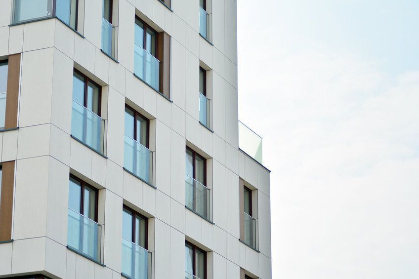 Un gran edificio blanco con muchas ventanas y balcones.
