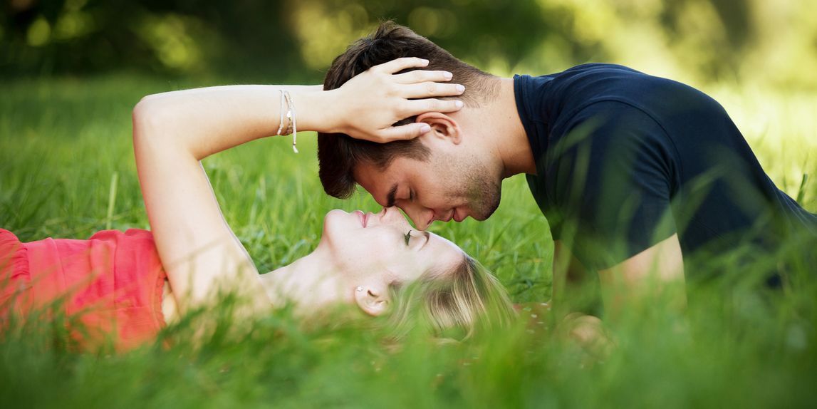 Paar küsst sich im Gras