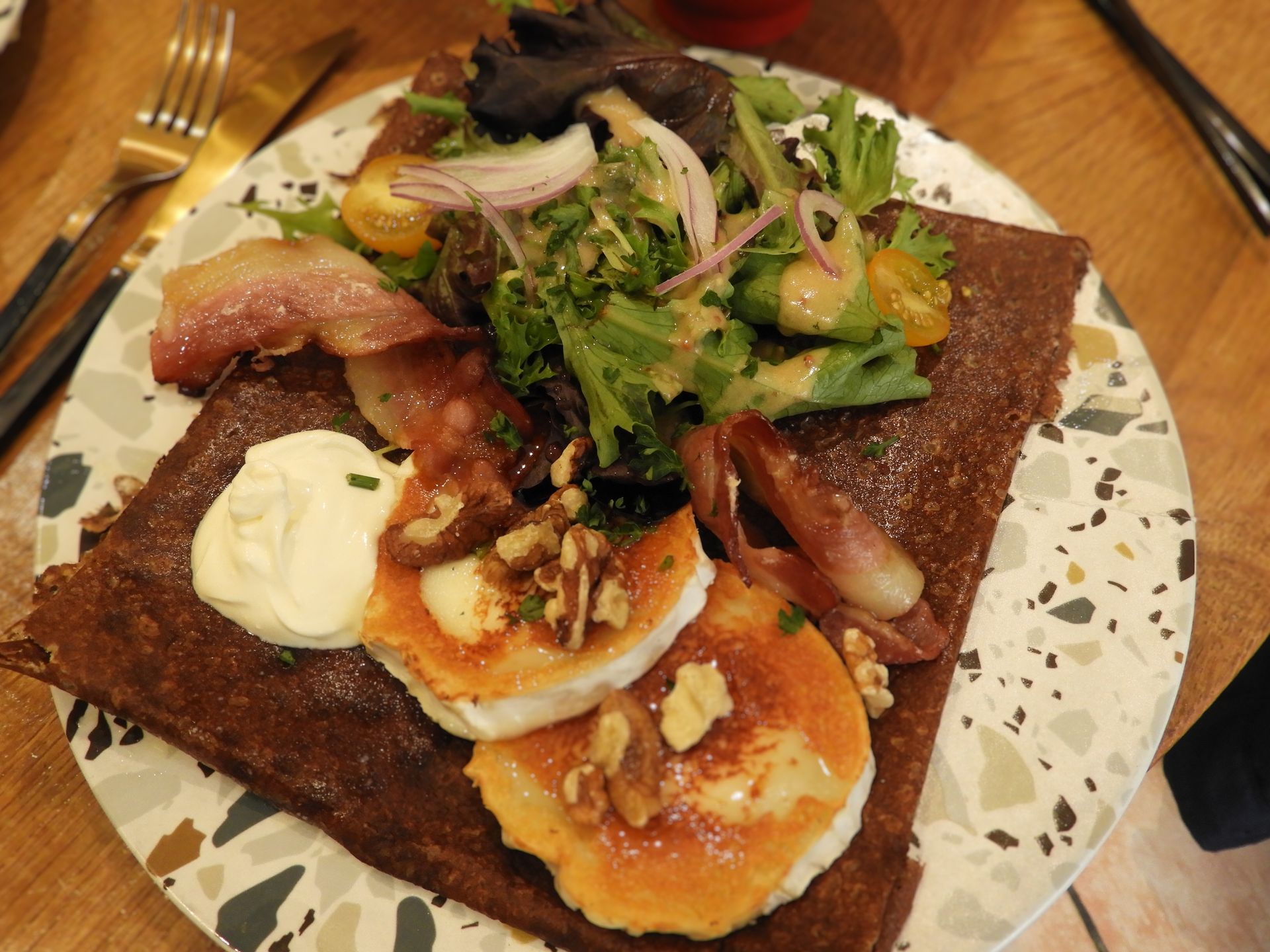 Une galette salée avec un œuf