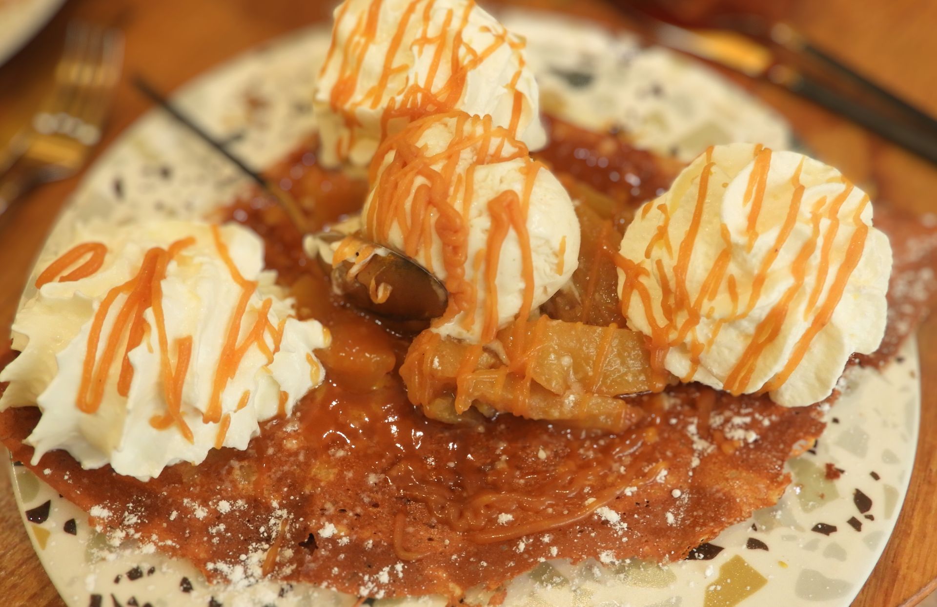 Une assiette de crêpes sucrées