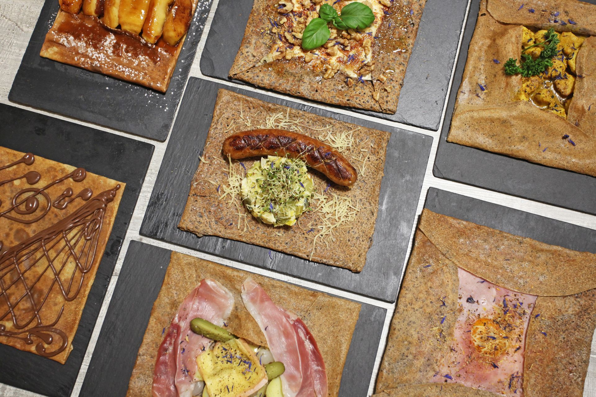 Des ardoises de galettes et crêpes bretonnes