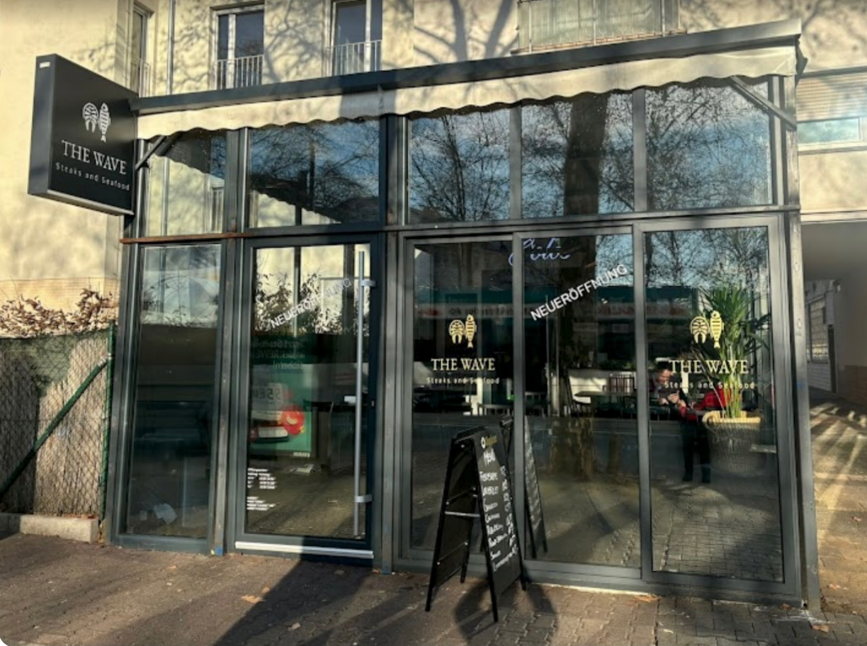 Glasumrandung als Eingang zum Restaurant