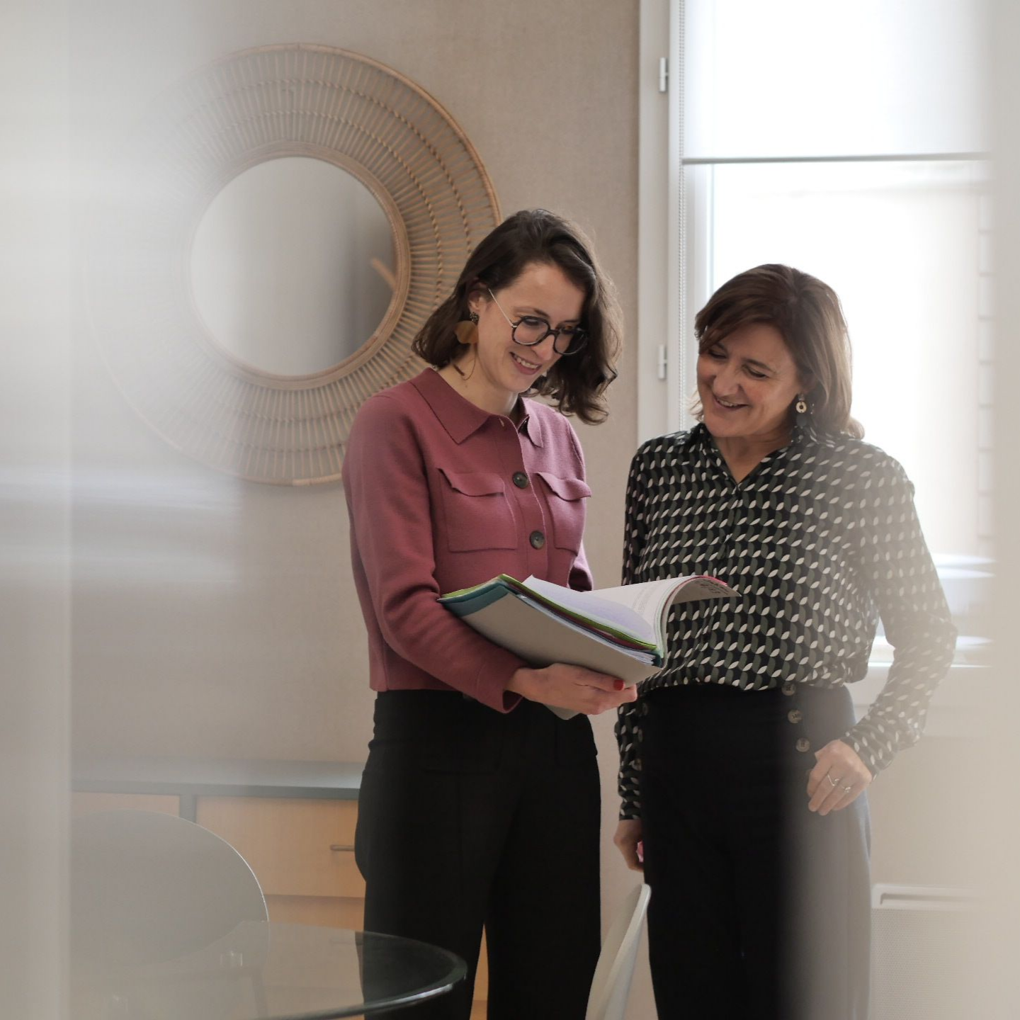 Une femme assise à un bureau.