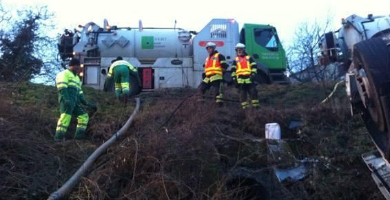 Camion renversé, secouristes en gilets orange et secouristes en gilets verts.