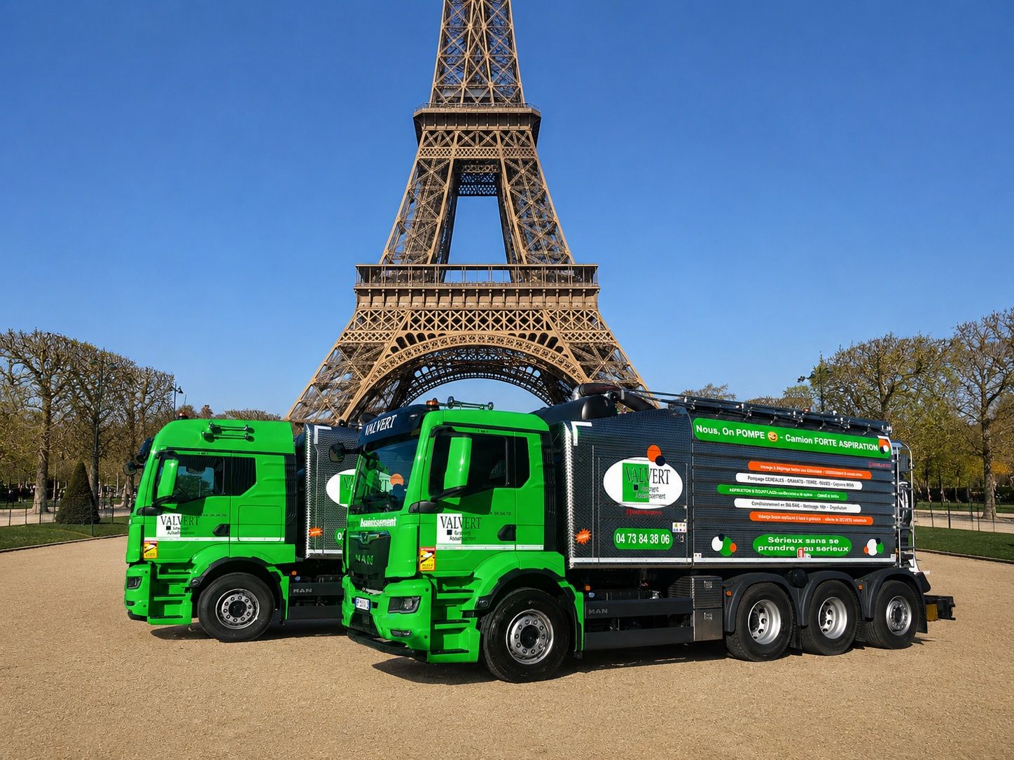Des ouvriers portant des gilets de sécurité se trouvent près de réservoirs industriels et d'un camion, probablement en train de les nettoyer ou de les entretenir.