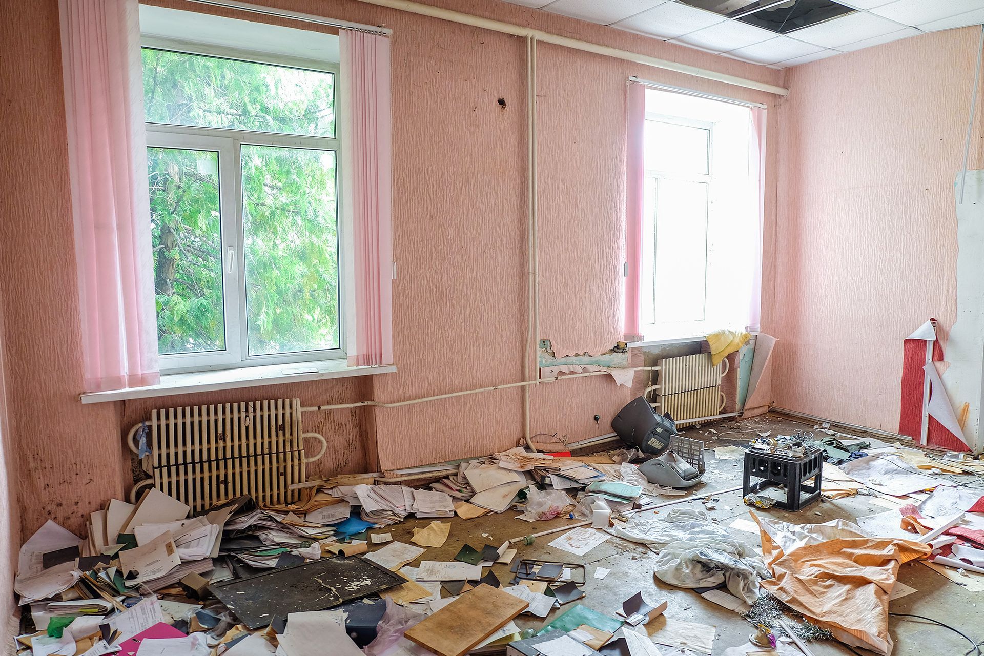 Une pièce remplie de déchets