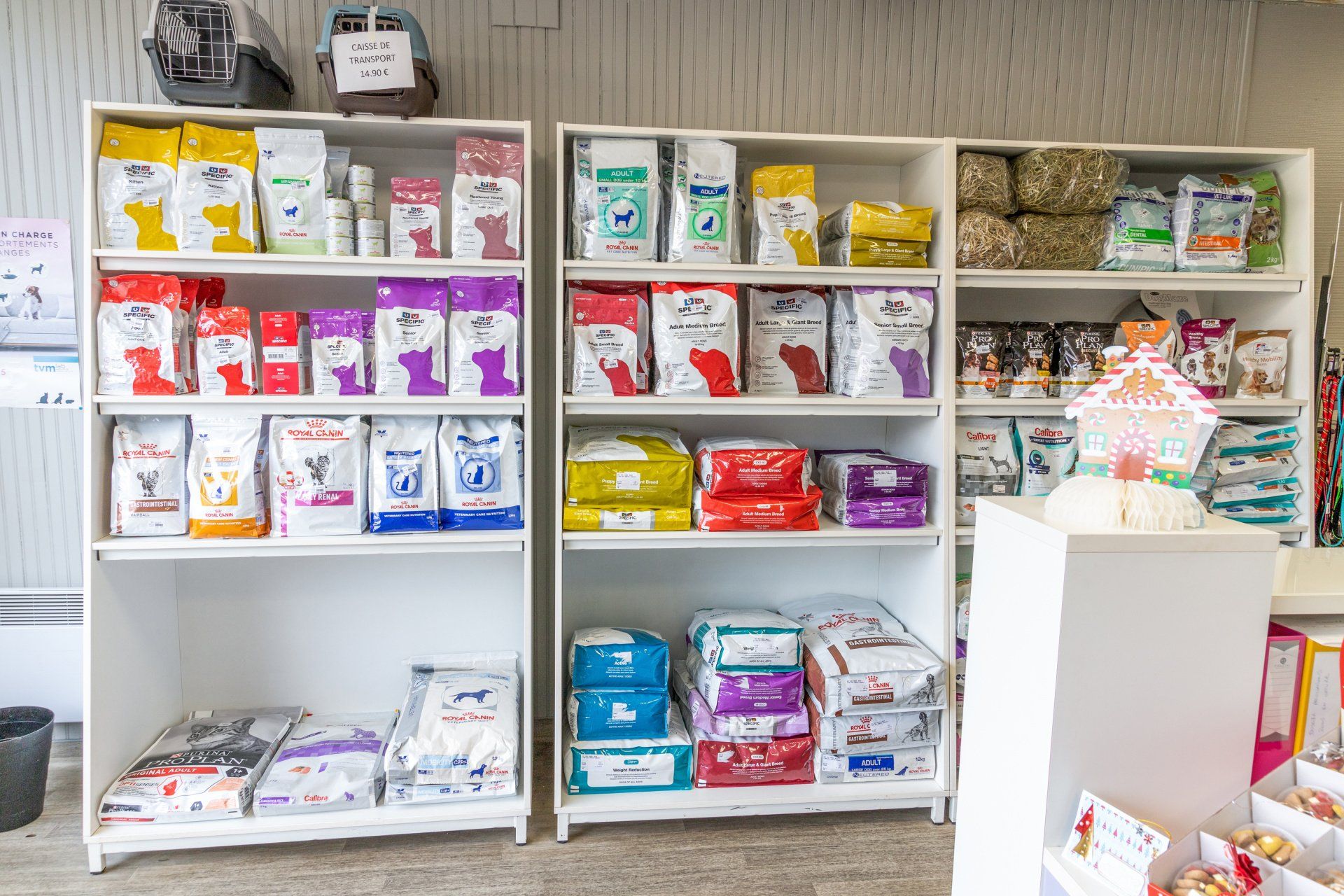 Plusieurs étagères remplies de sacs de croquettes