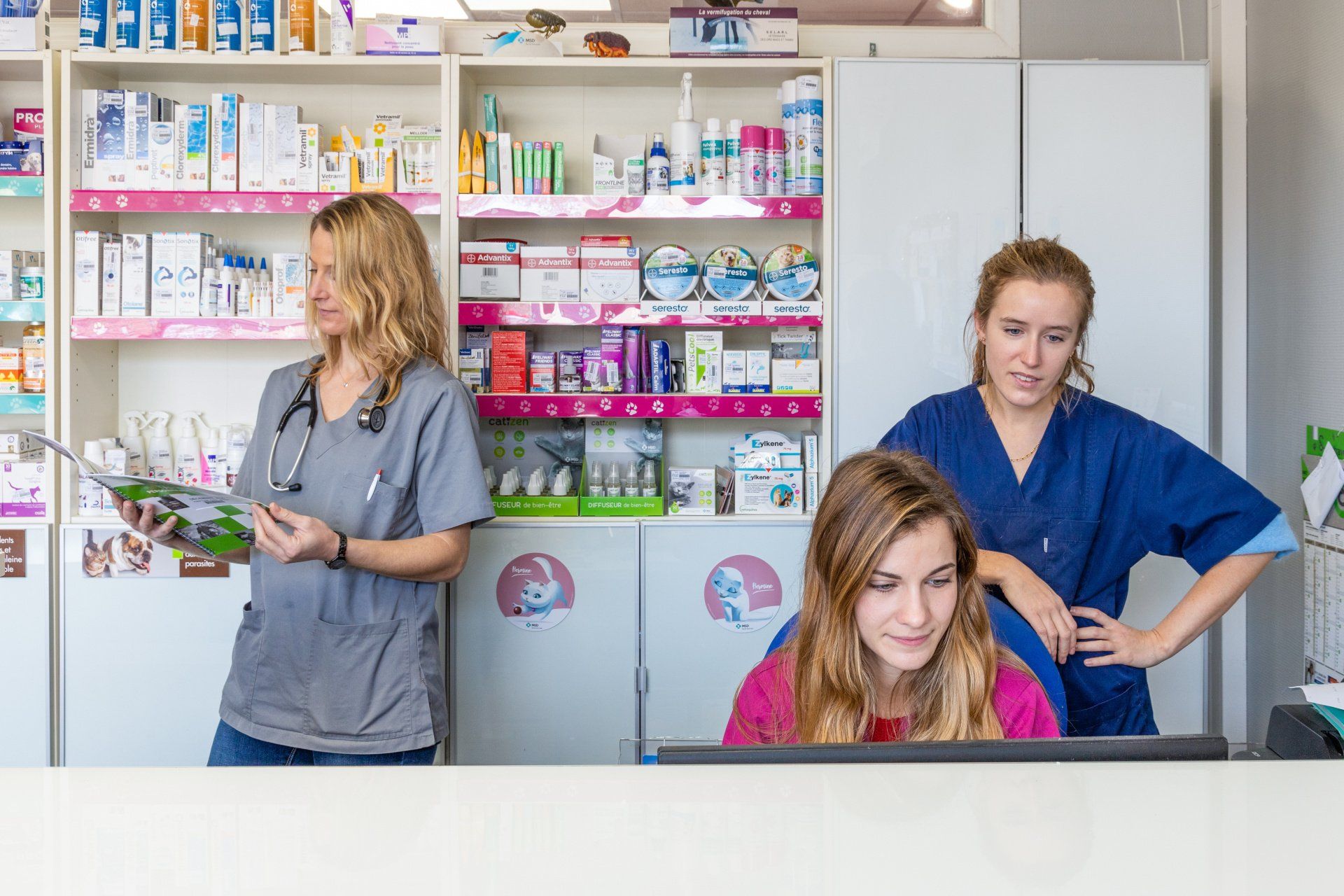 L'équipe de la clinique vétérinaire à l'accueil