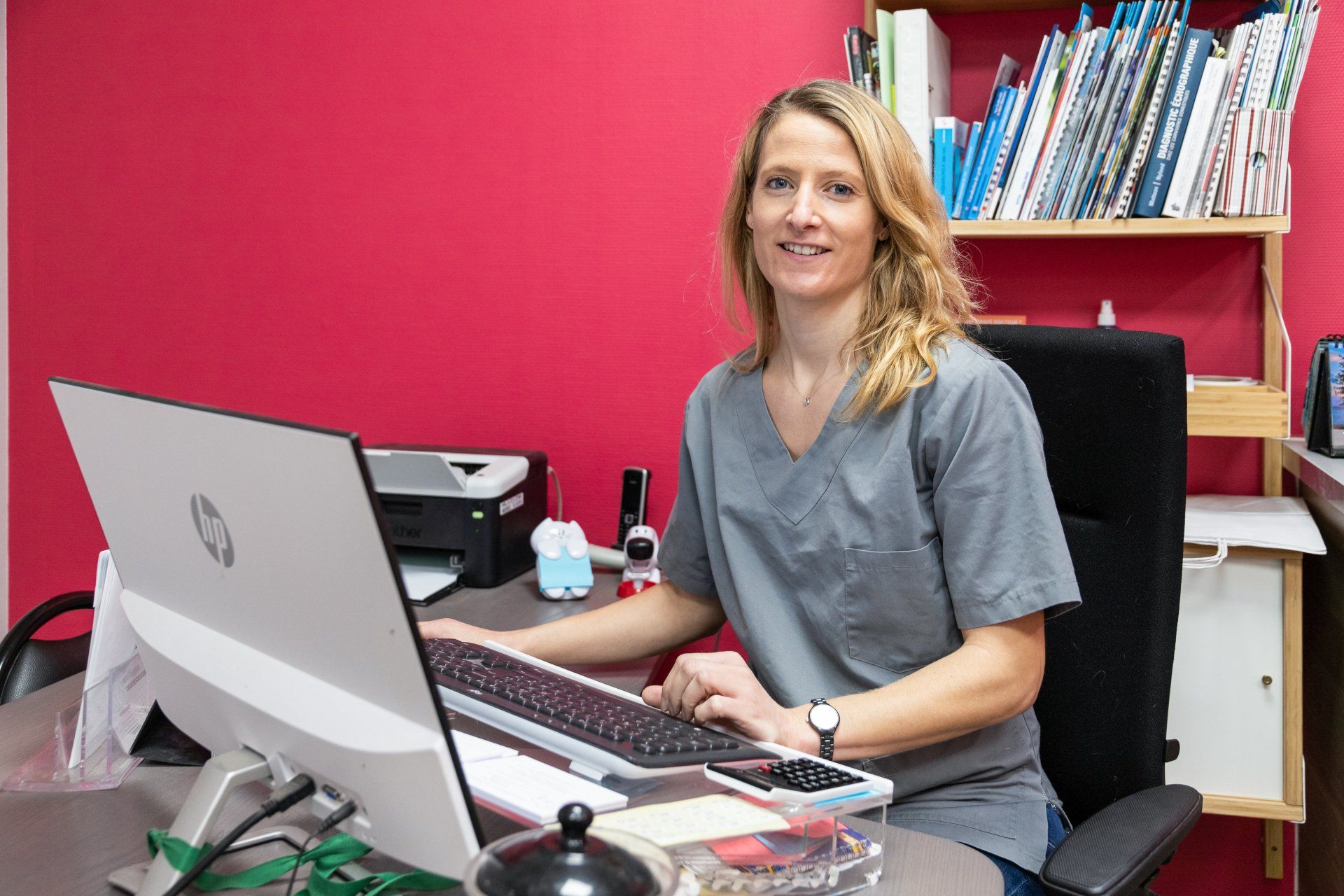 Vétérinaire assise devant son ordinateur