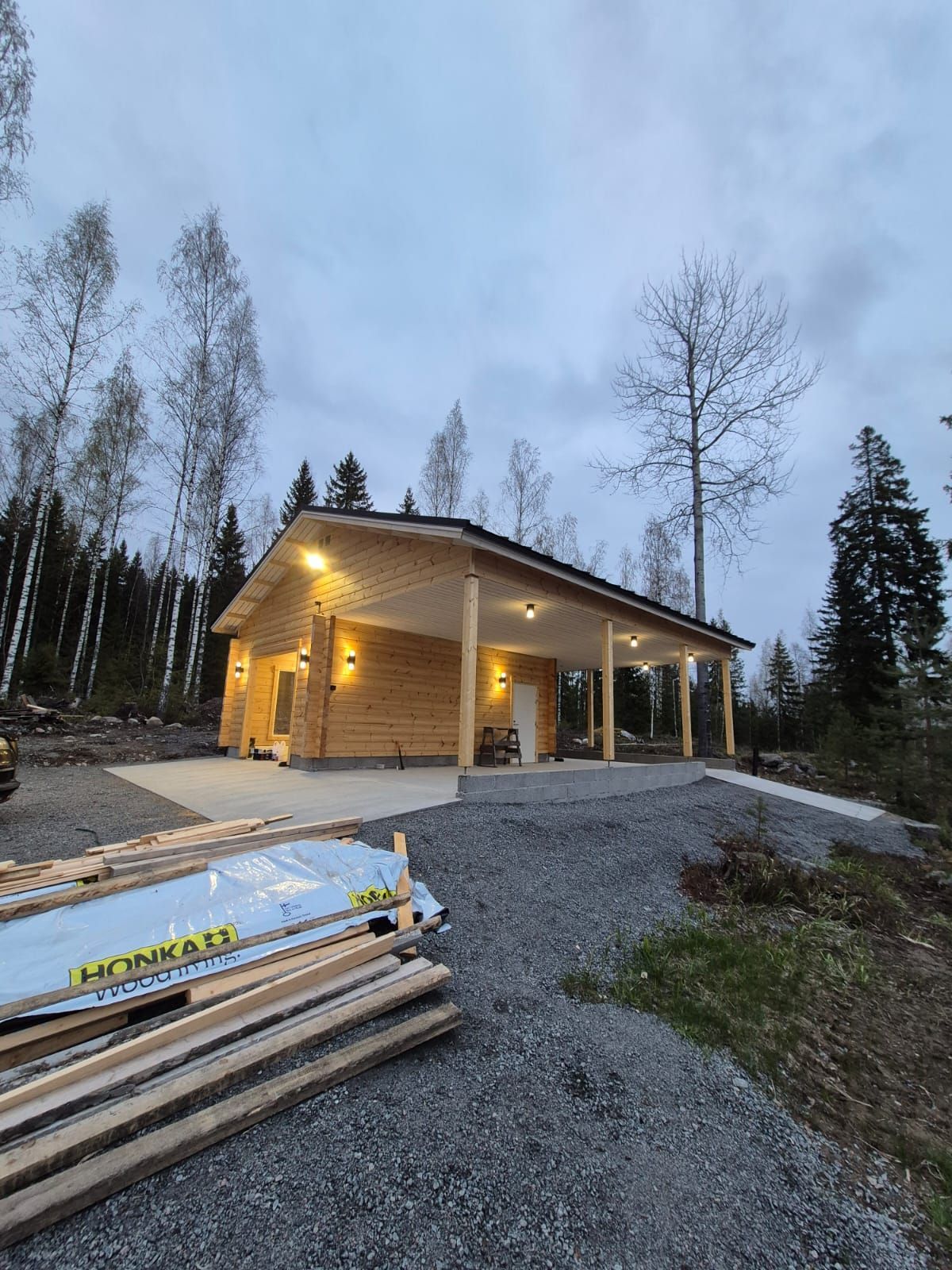 Omakotitalon laadukkaat sähköasennukset ja valaistus Pirkanmaalla