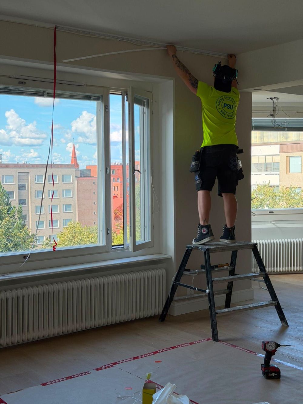 Sähköasentaja suorittamassa S2-pätevyyden mukaista sähköasennusta Pirkkalassa