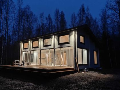 Omakotitalon ja terassin tyylikäs julkisivuvalaistus Kangasalalla – Pirkan Sähköurakointi Oy