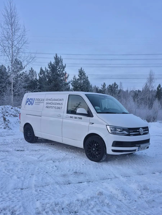 Pirkan Sähköurakointi Oy:n huoltoauto valmiudessa 24/7 sähköpäivystykseen Tampereella ja Pirkanmaalla