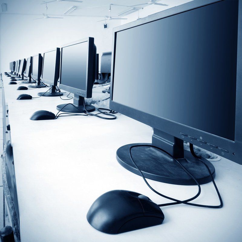 Bureau avec postes informatiques