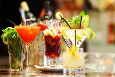 Fünf verschiedene, farbenfrohe Cocktails