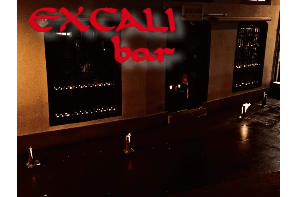 Foto vom Eingang der Excalibar GmbH mit Logo