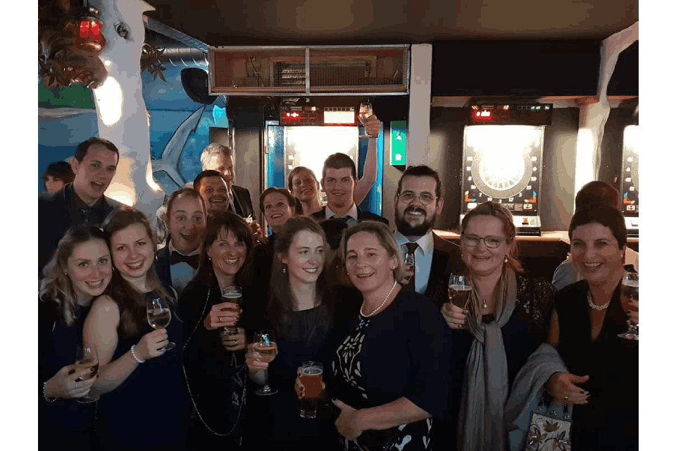 Feiernde junge Menschen in der Excalibar GmbH