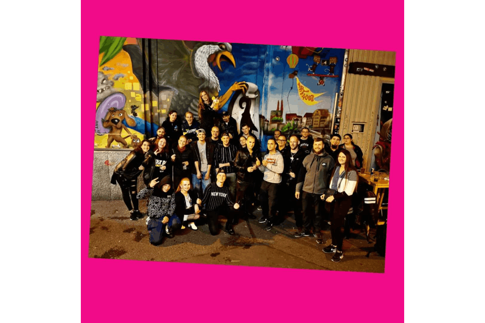 Gruppenfoto von feiernden Menschen bei Excalibar GmbH