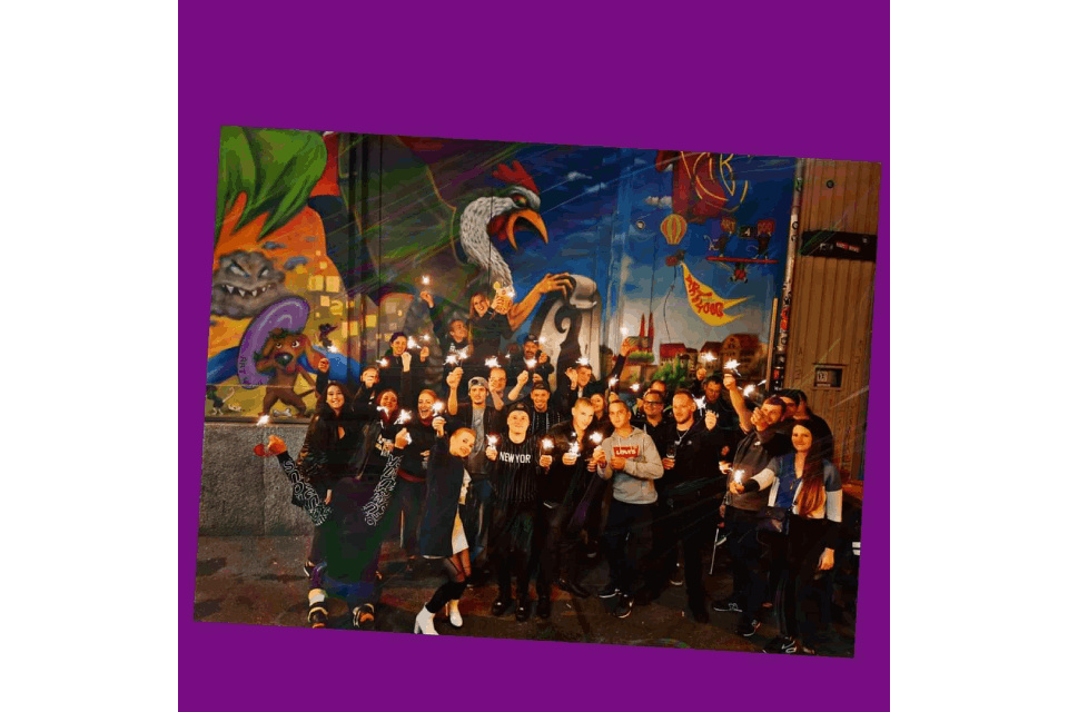 Gruppenfoto von feiernden Menschen bei Excalibar GmbH