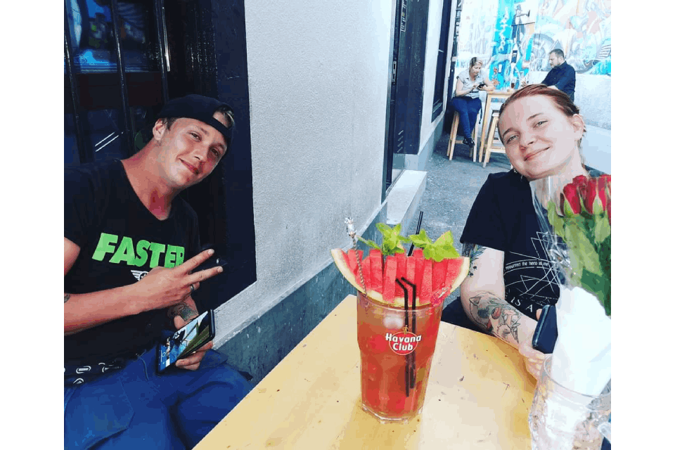 Zwei junge Menschen trinken Cocktails draussen bei der Excalibar GmbH