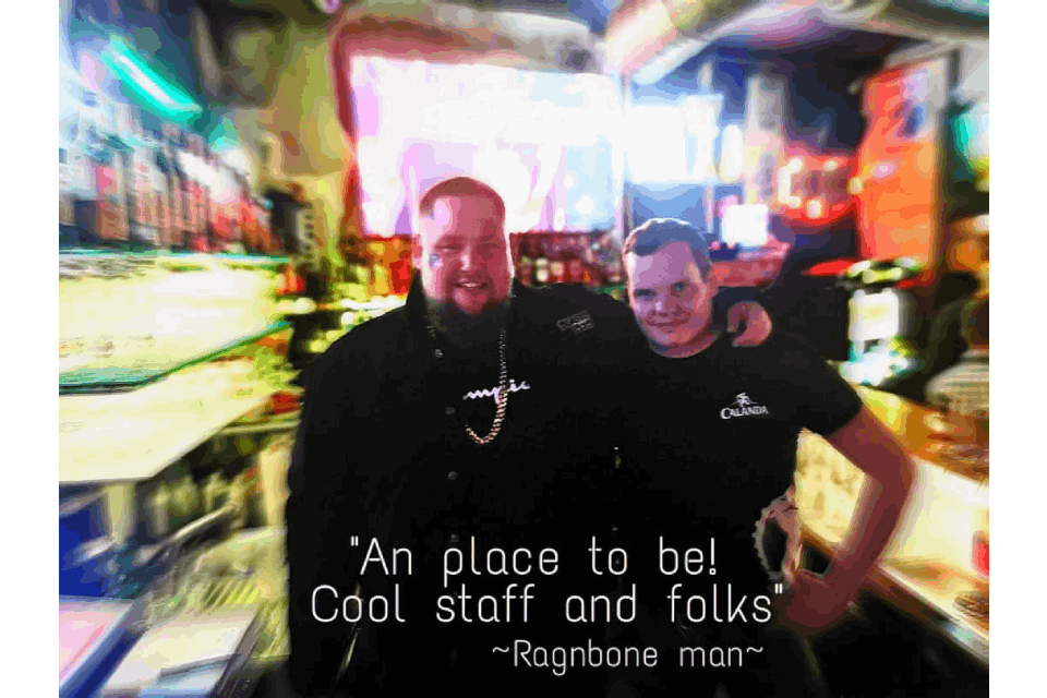 Zwei junge Männer in der Excalibar GmbH.