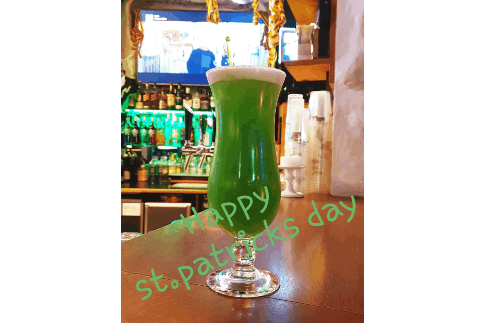 Grüner Cocktail in der Excalibar GmbH