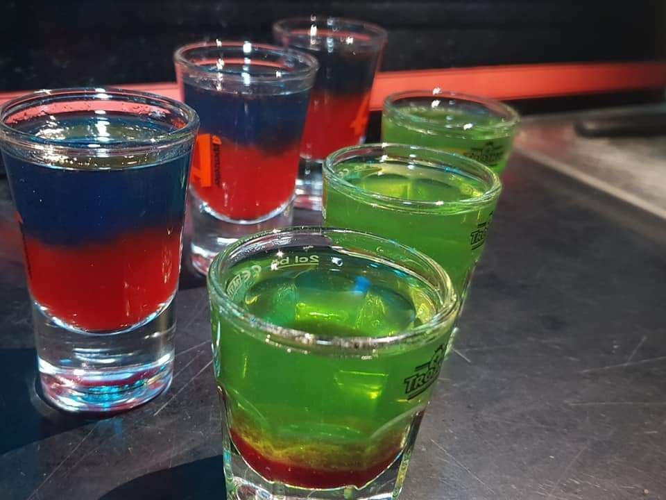 Gruppenfoto von feiernden Menschen bei Excalibar GmbH