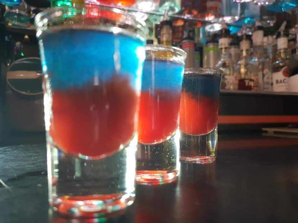 Zwei junge Menschen trinken Cocktails draussen bei der Excalibar GmbH