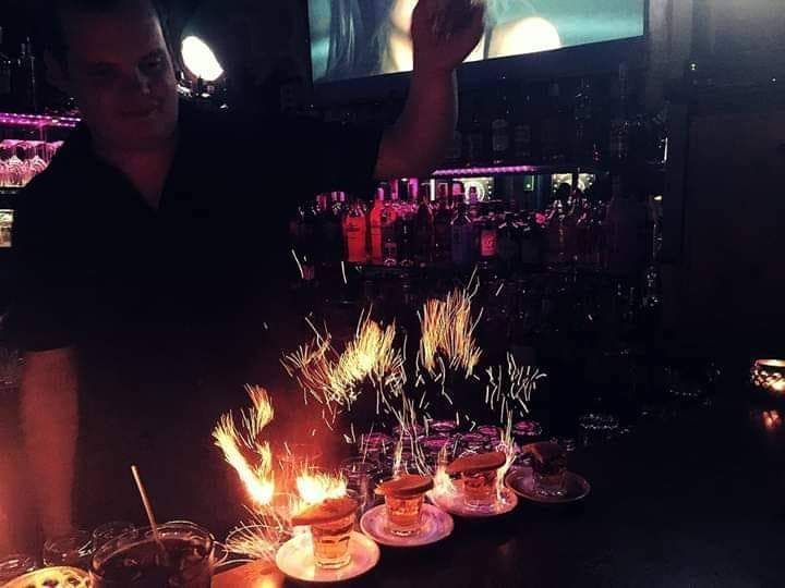 Gruppenfoto von feiernden Menschen bei Excalibar GmbH