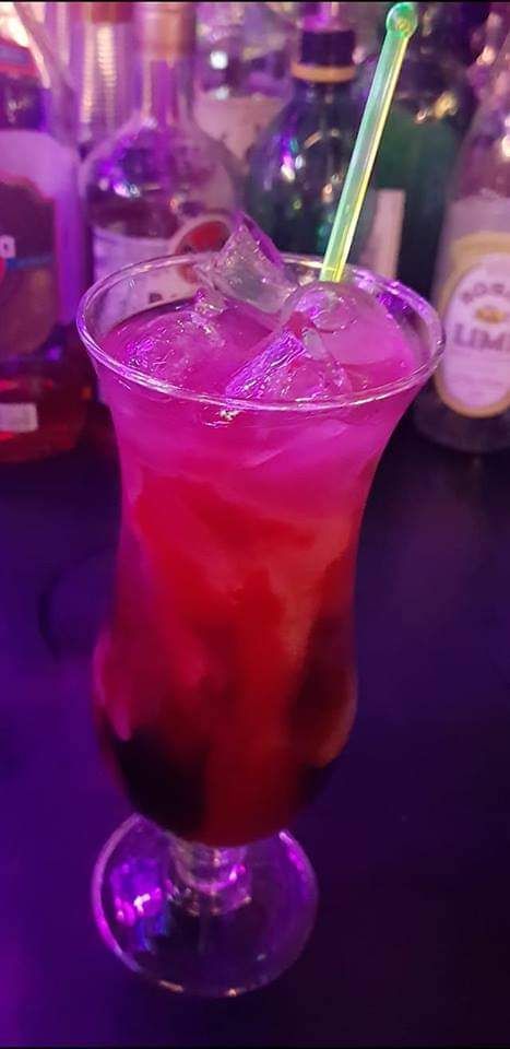 Zwei junge Menschen trinken Cocktails draussen bei der Excalibar GmbH