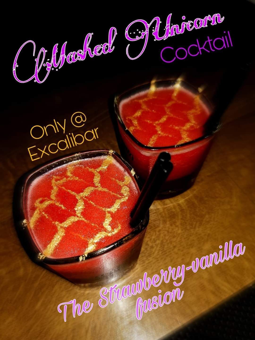 Zwei junge Menschen trinken Cocktails draussen bei der Excalibar GmbH