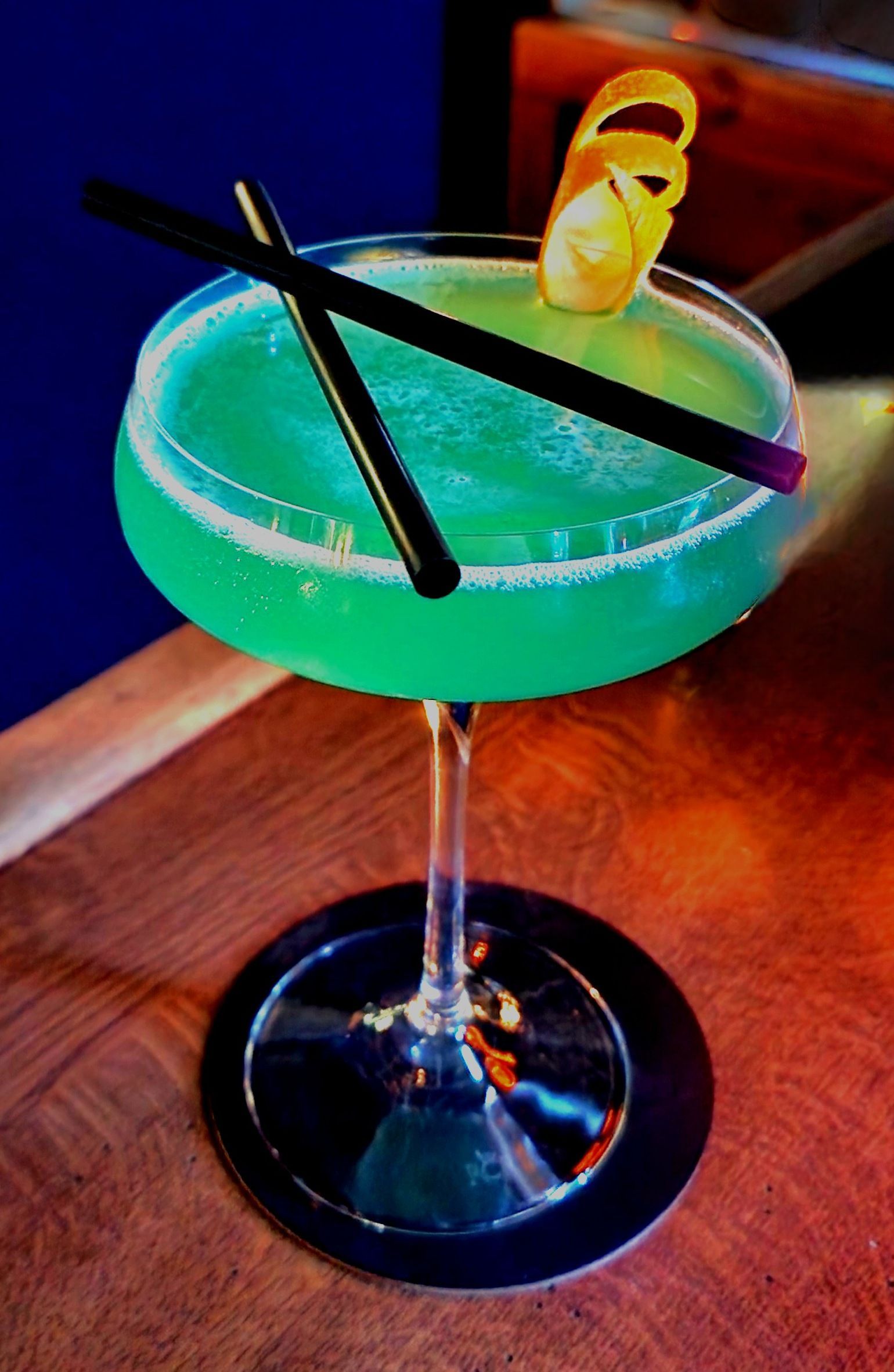 Zwei junge Menschen trinken Cocktails draussen bei der Excalibar GmbH