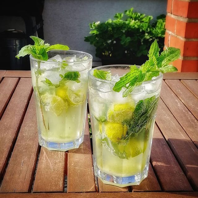 Gruppenfoto von feiernden Menschen bei Excalibar GmbH