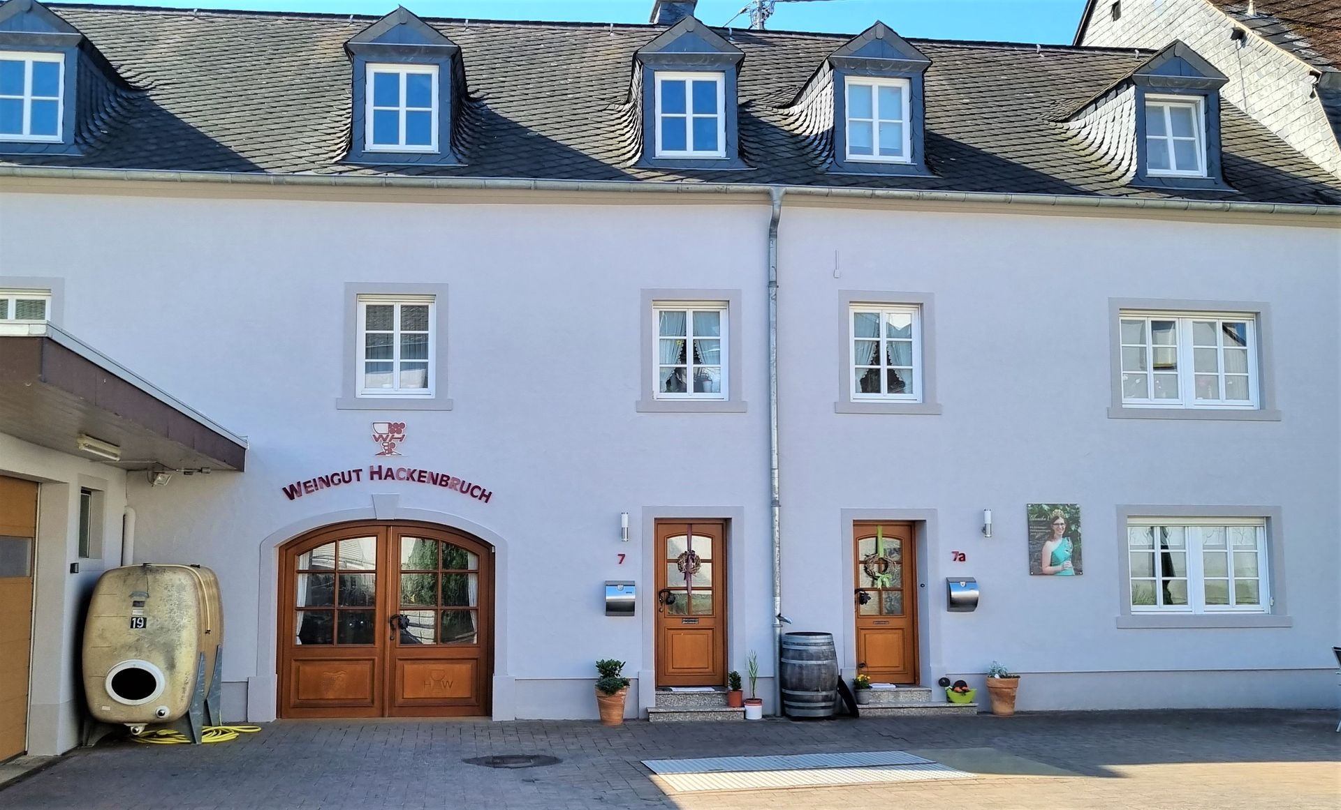 Weingut Walter Hackenbruch im alten Ortskern von Mehring.
