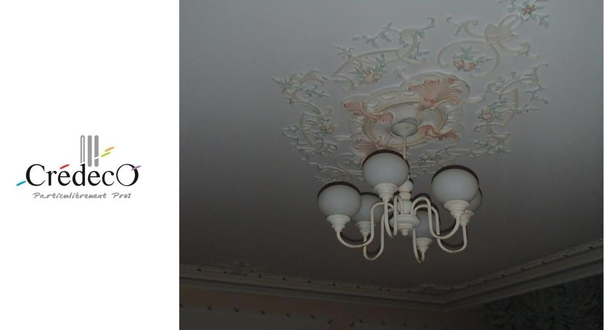 Lampe au plafond et moulure décorative