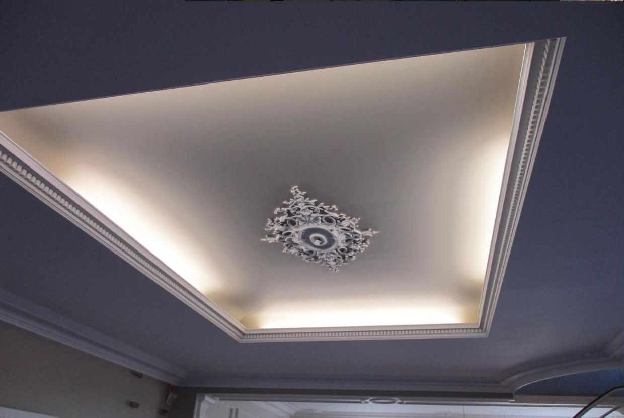 Moulure décorative au plafond avec coffrage à lumière intégrée