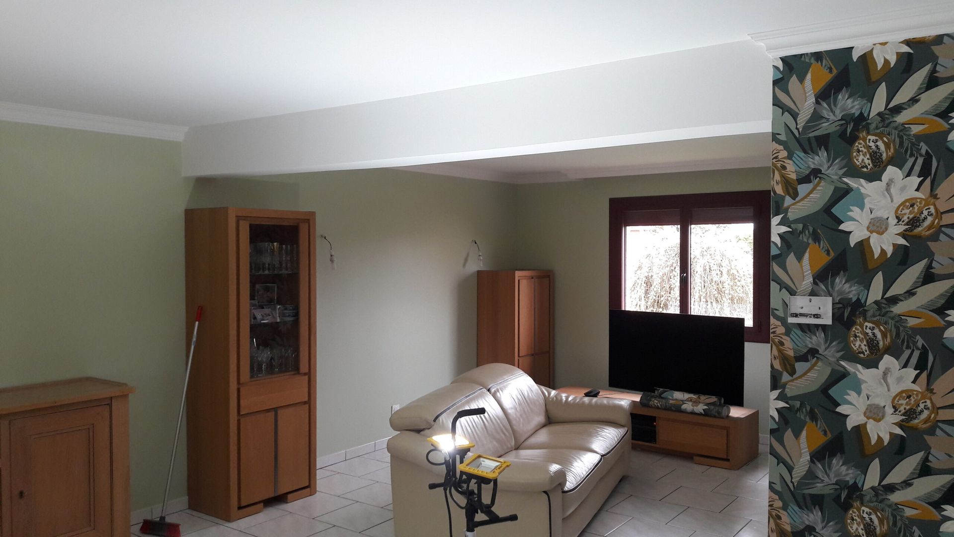 Pièce intérieure décorée avec des moulures