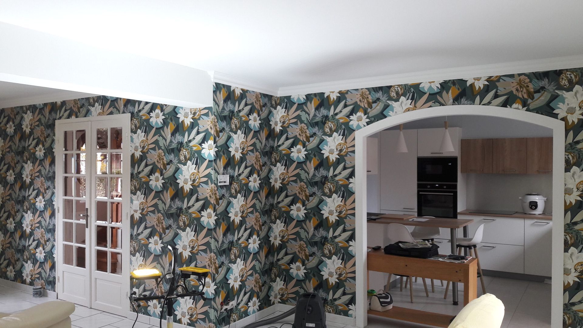 Papier peint avec motifs floraux