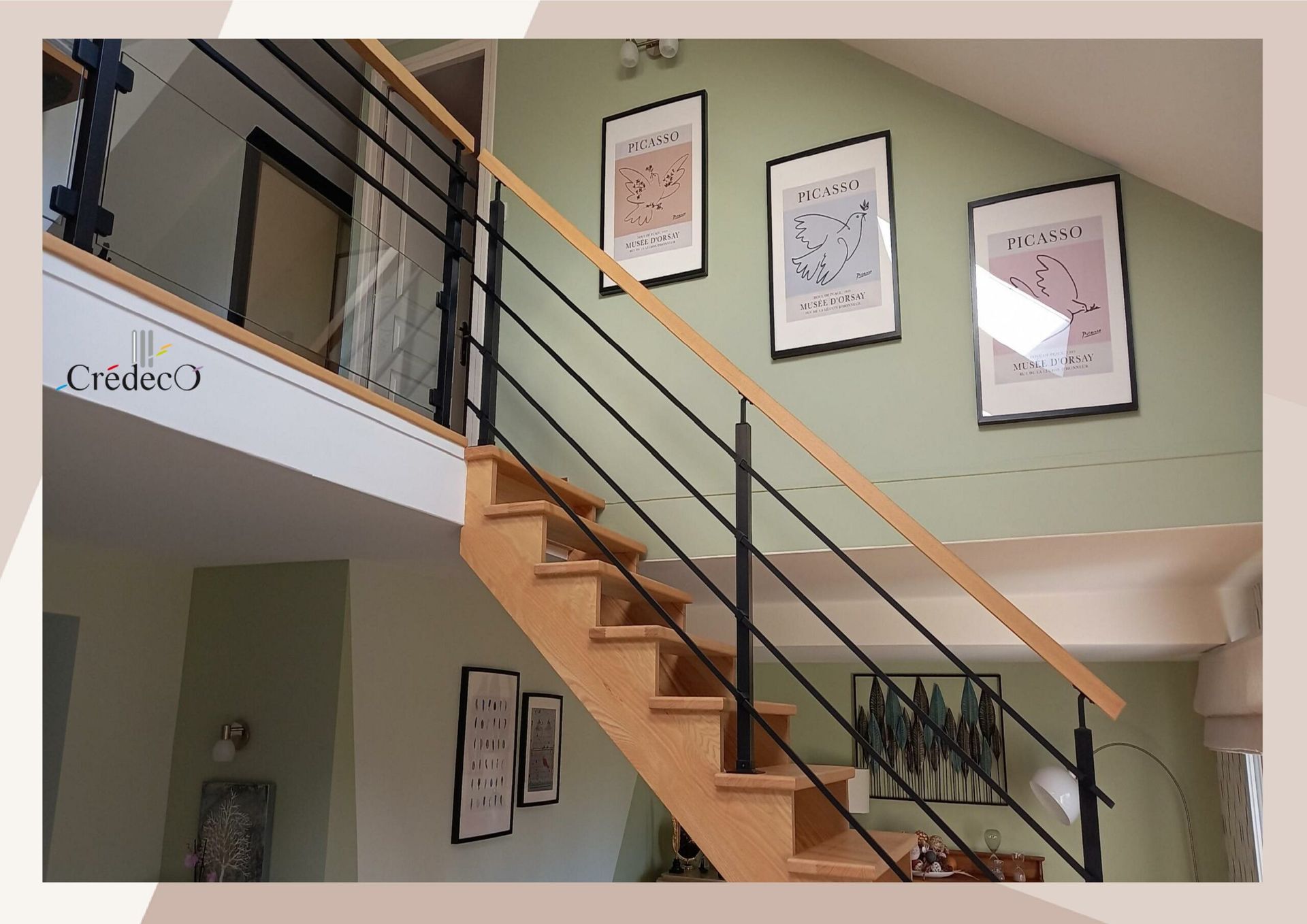 Mezzanine avec mur peint en vert clair