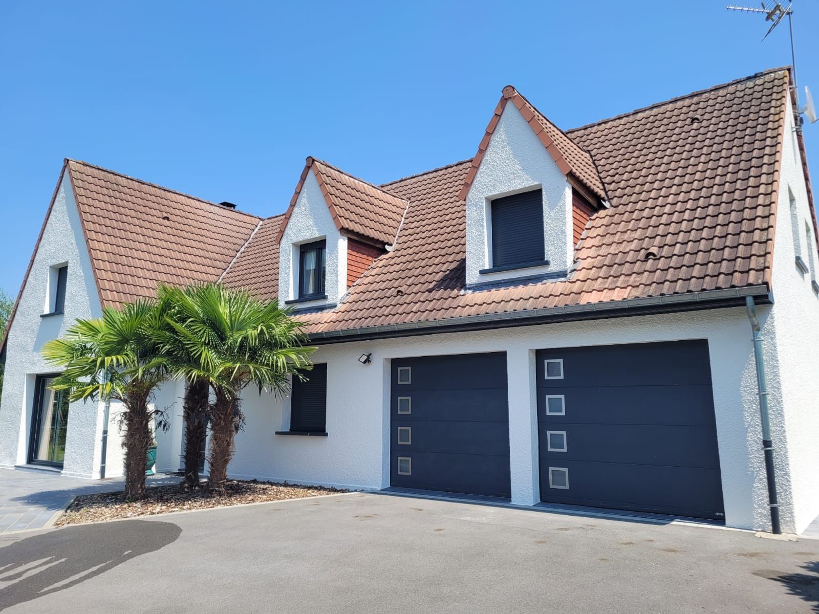 Façade de maison avec passage piéton