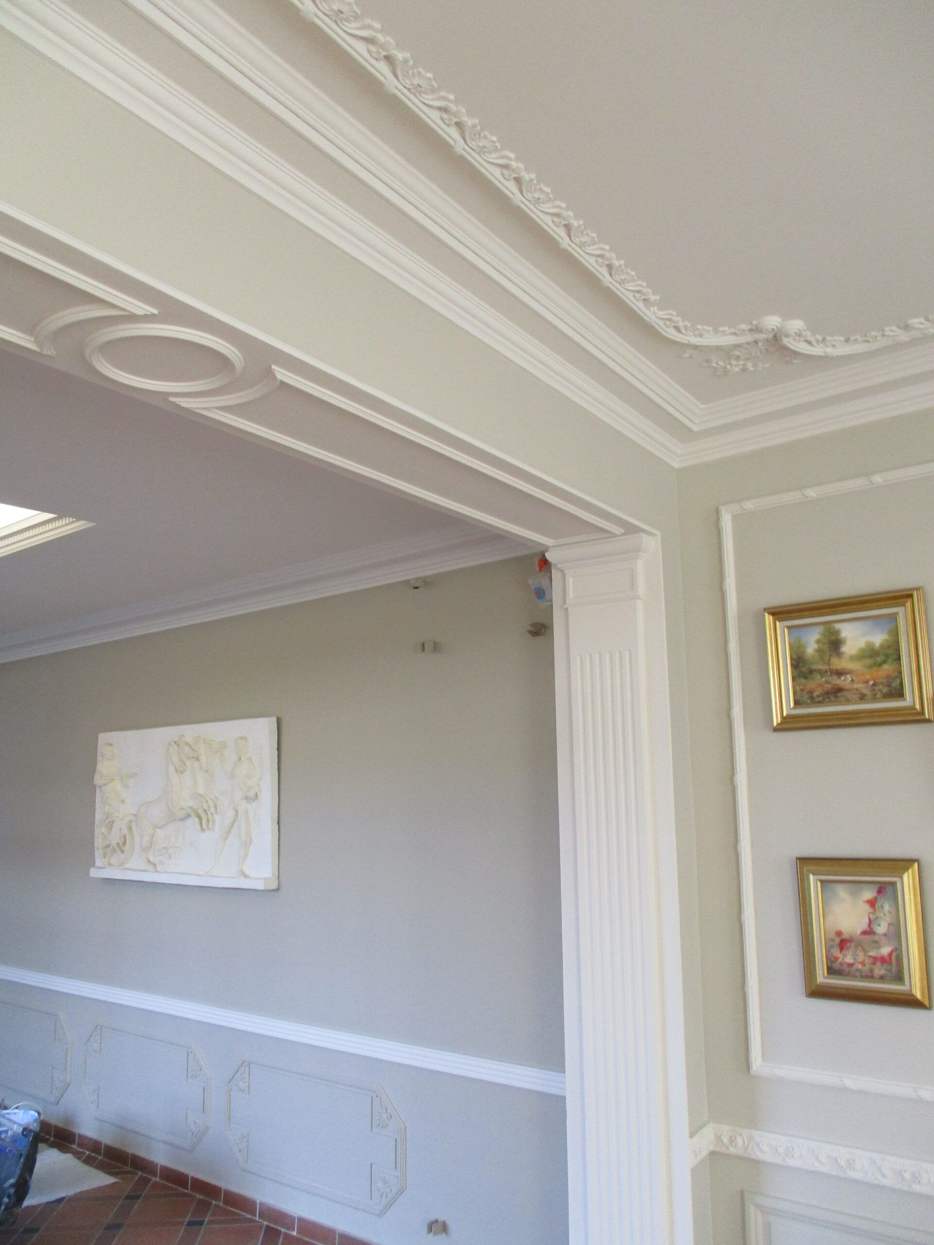 Moulure en forme de colonne grecque