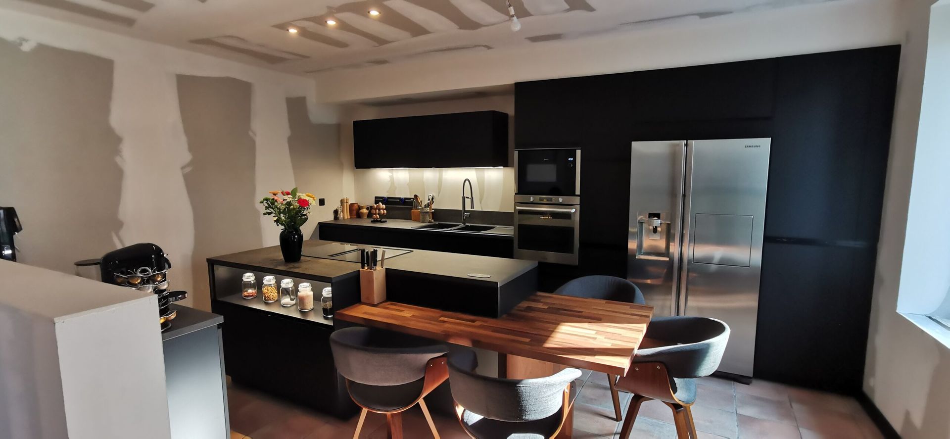Cuisine aux accents noirs en cour de rénovation