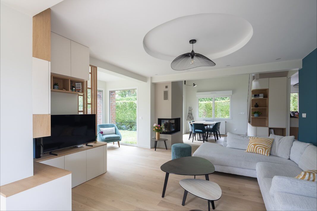 salon avec luminaire filaire suspendu, pleintures claires